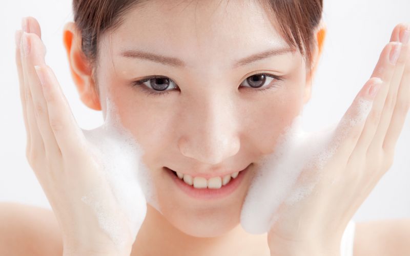 CÁCH RỬA MẶT SẠCH SÂU VÀO MÙA HÈ CHO LÀN DA DẦU MỤN