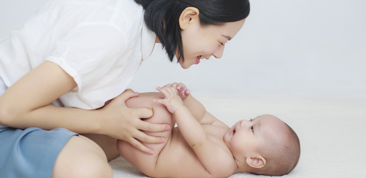 CÁCH MÁT XA CHO EM BÉ SƠ SINH MÀ MẸ NÊN BIẾT